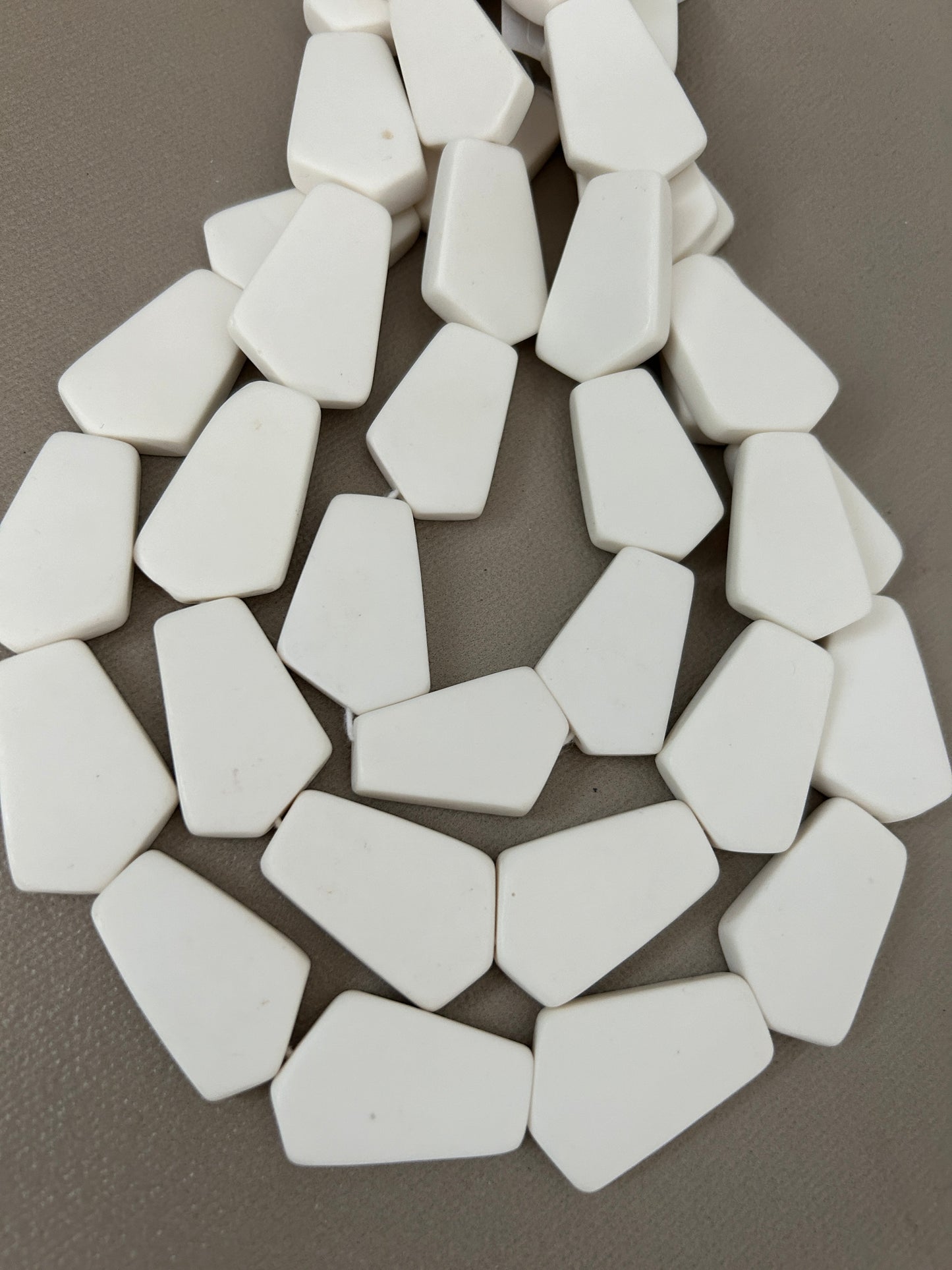 33x21mm irr. triangle. Resin strand (30161) 13 pcs