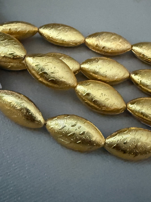 27x14mm Oval W/Lines Strand (30126)