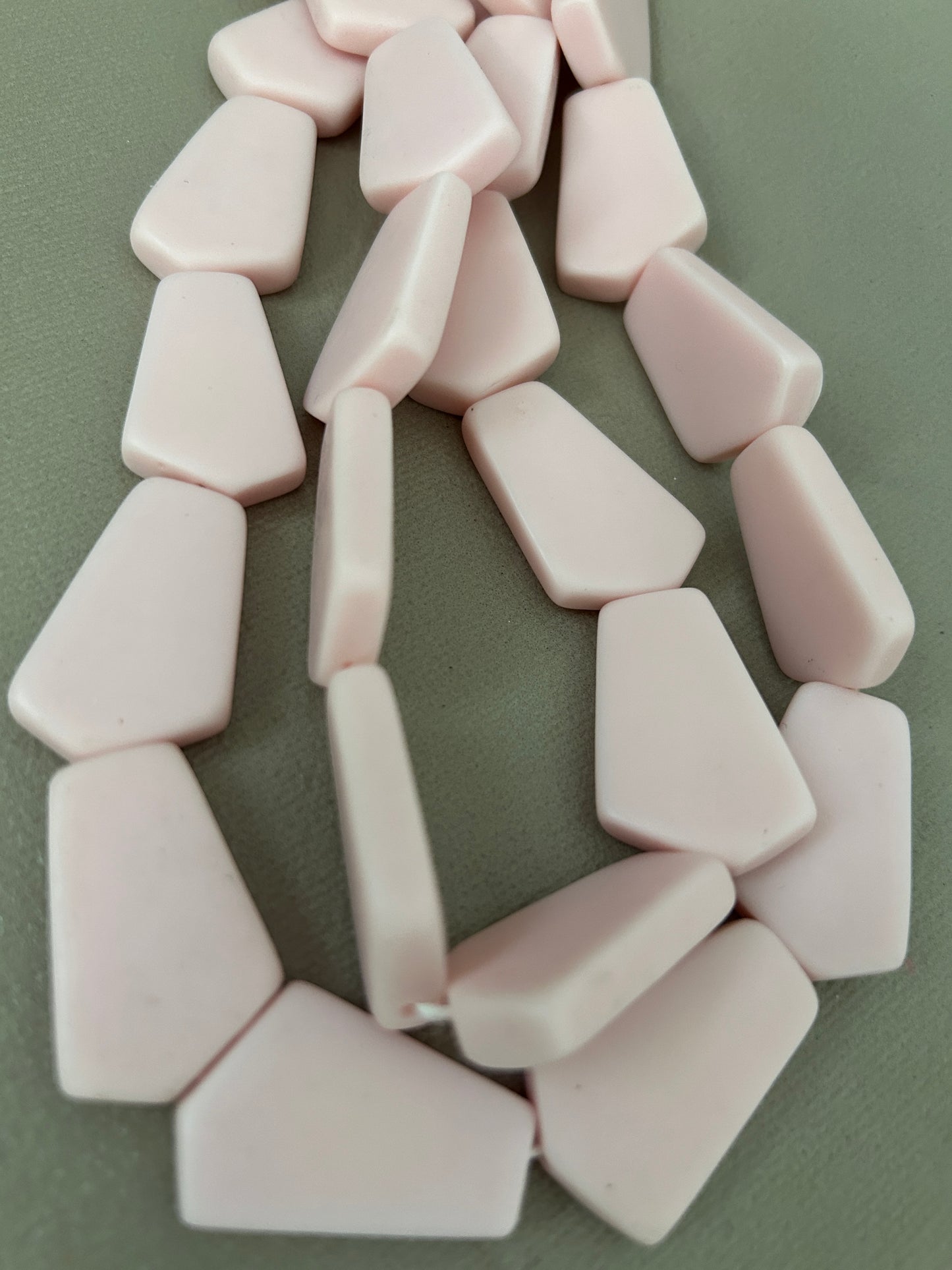 33x21mm irr.triang. Resin strand (30161) 13pcs