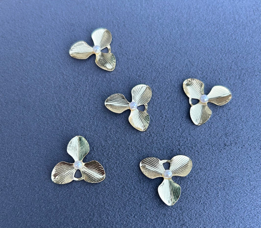 17mm 3Petal flower W/pearl #27140