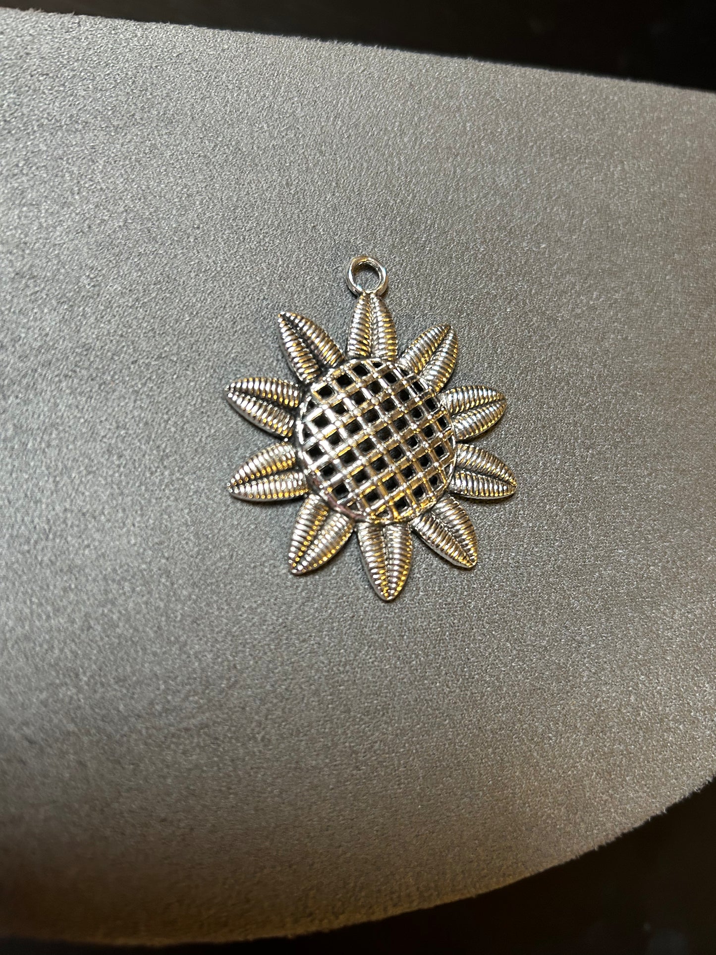 48*41 mm Sunflower Silver #27041