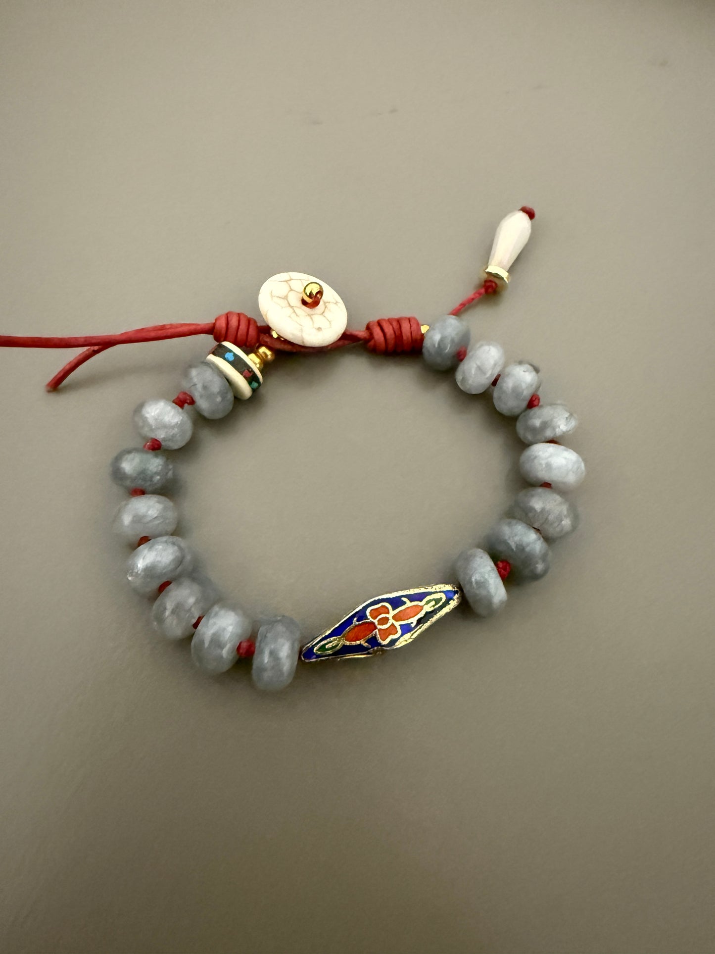 Kit to make bracelet button