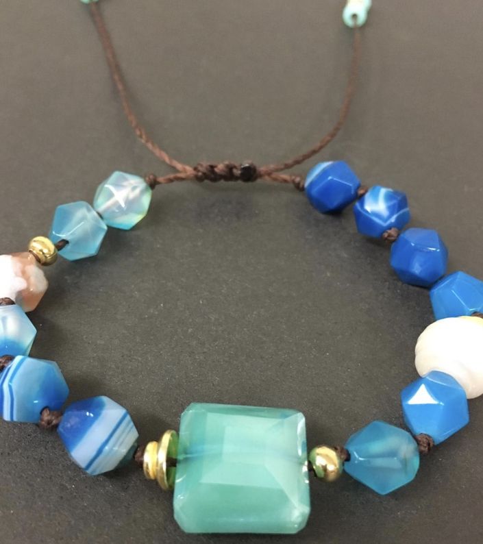 Taller: Tecnica de anudado y macrame (pulsera en ágata)