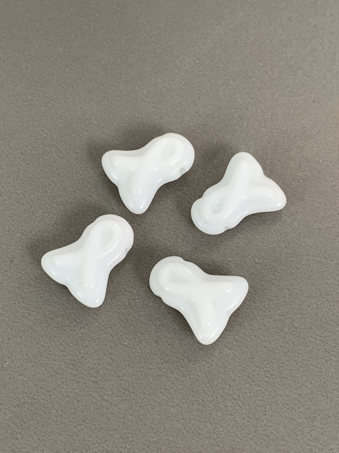 15mm Bow White Czech Qty 4 / 13427