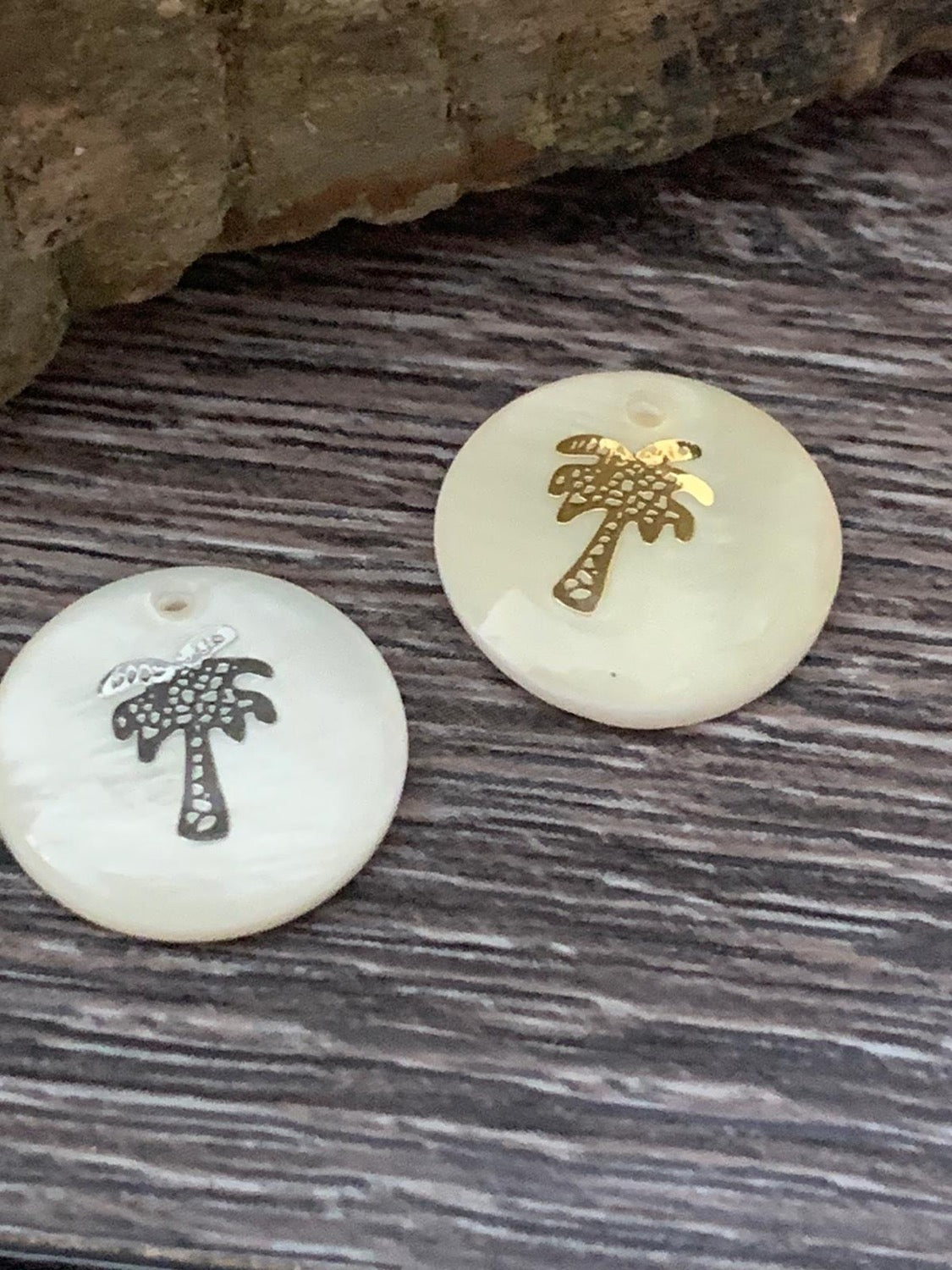 16mm Palm Freshwater Shell Charm qty 1 / 15739