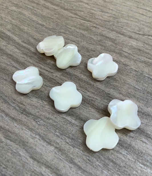 18mm Clover Mother Of Pearl qty1- 22672