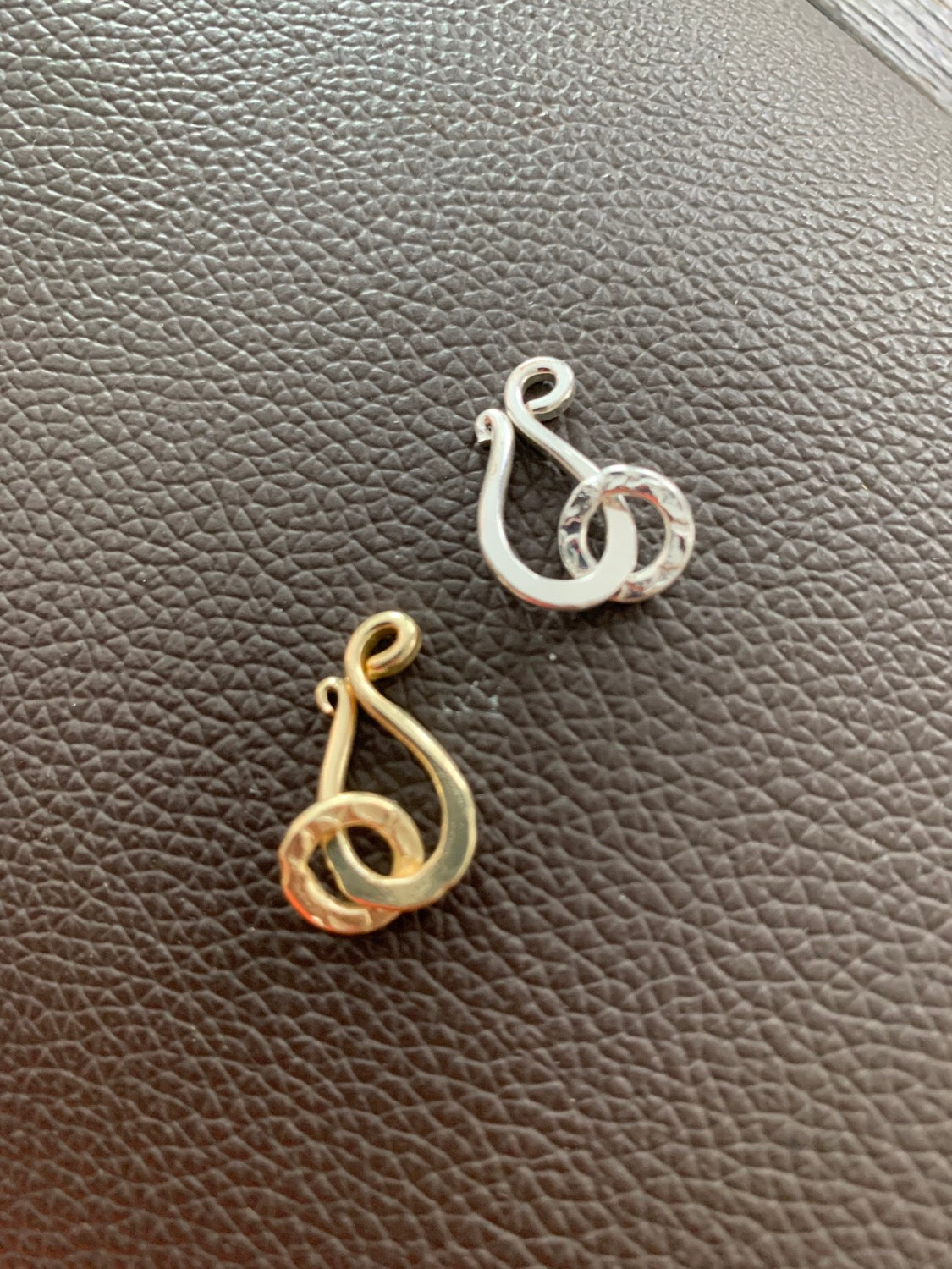 26mm clasp hammered w/ring 11593