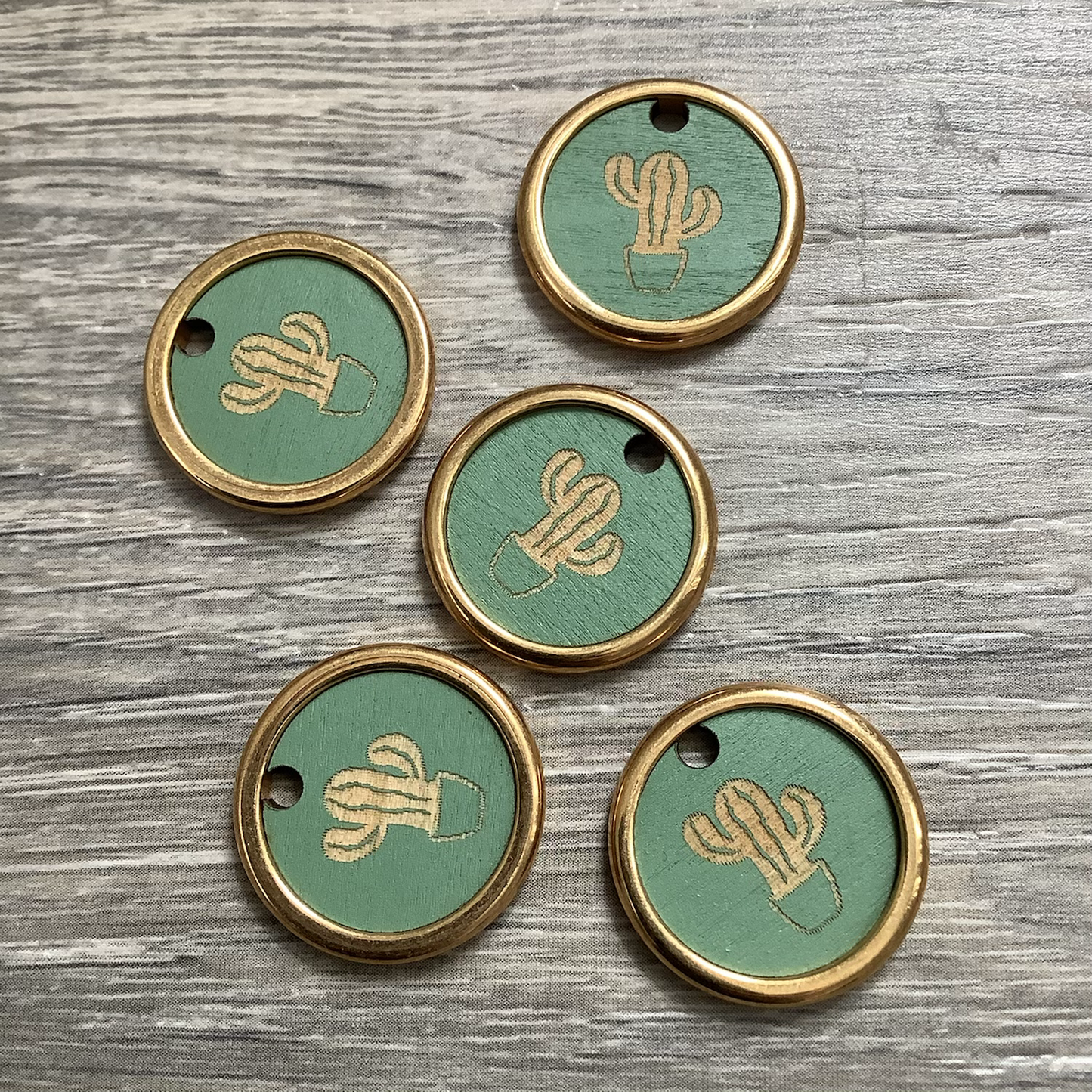 21mm Wood/Gold Cactus Pendant Qty1- 22866