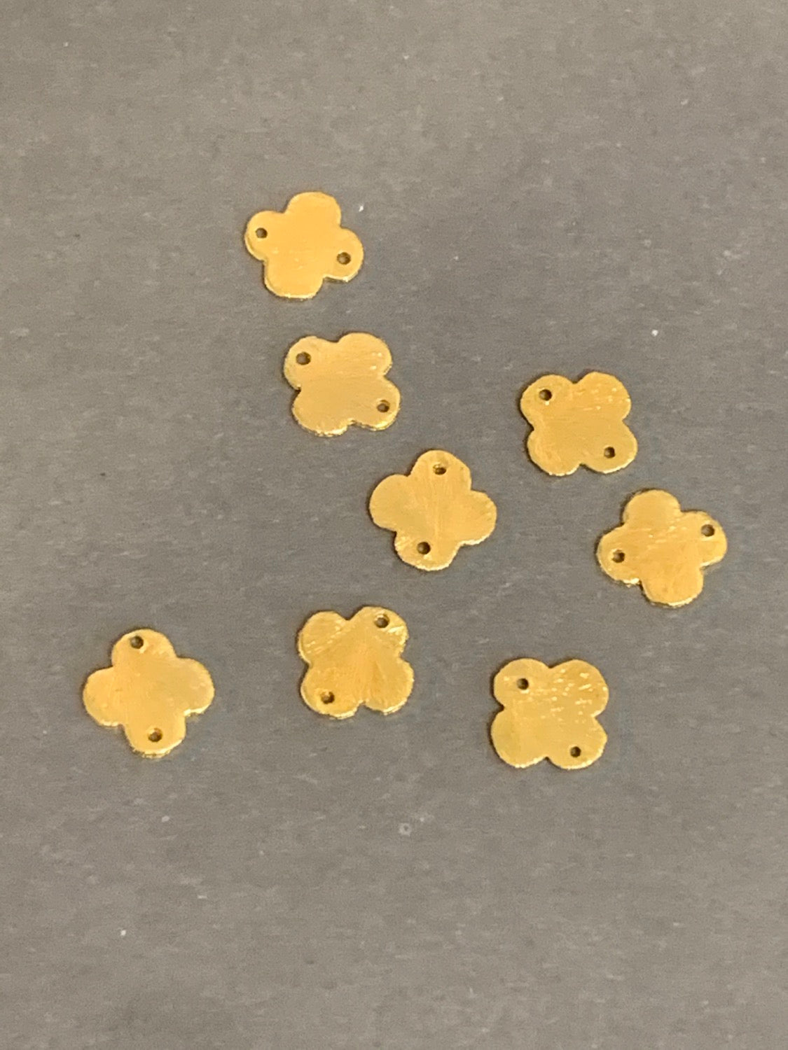 10mm clover with 2 holes qty 8 / Trebol