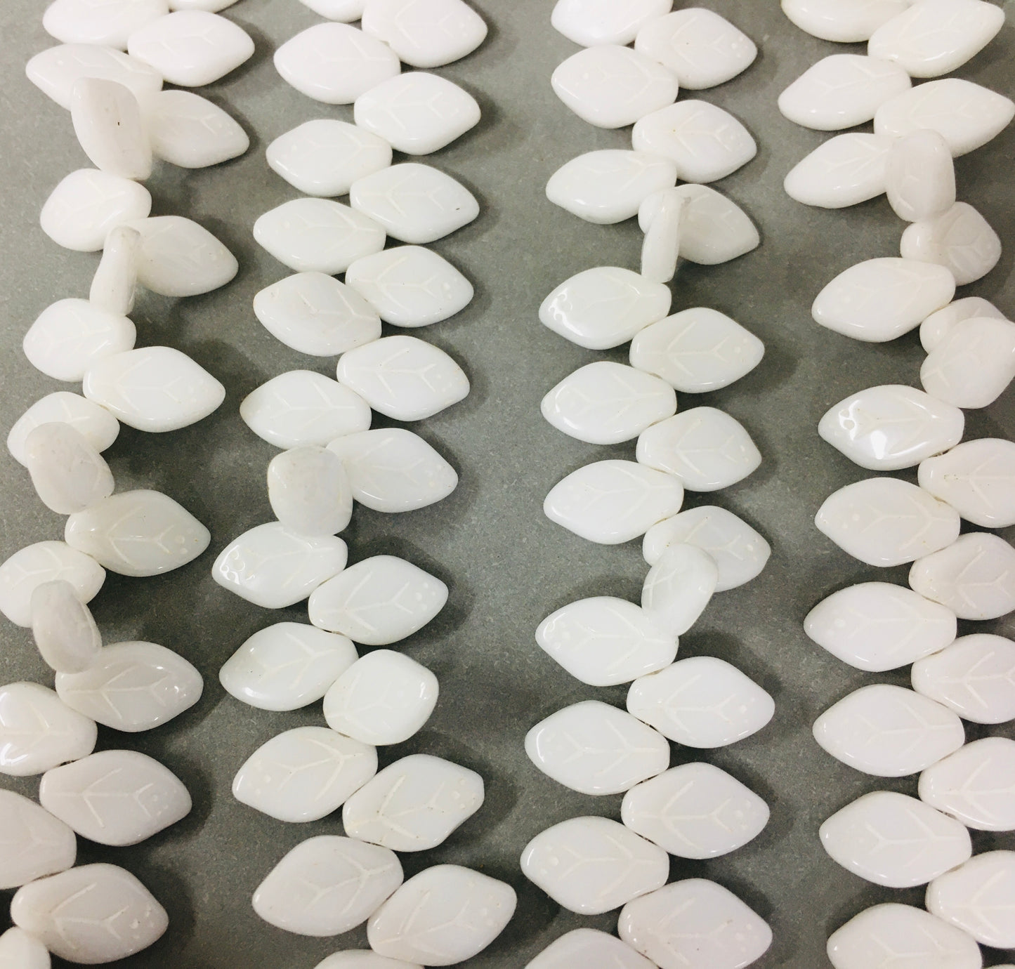 12mm White Leaf Czech Stand / Hoja 18915