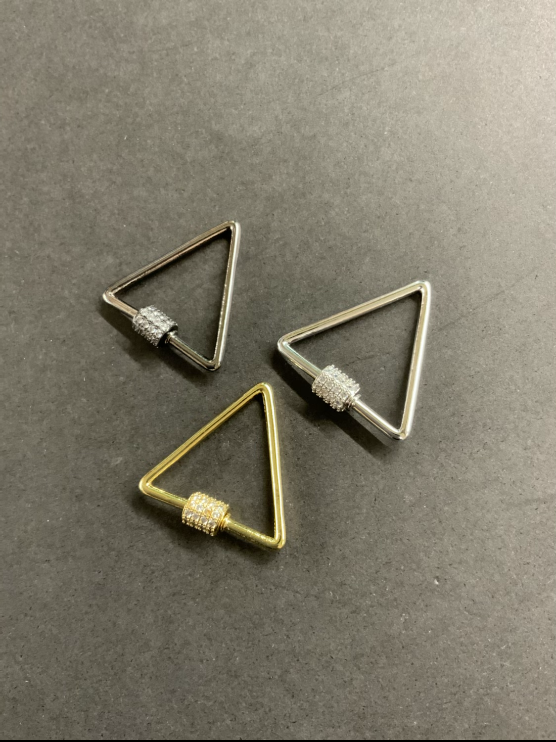 26mm Triangular Lock with pave qty 1 / 19976