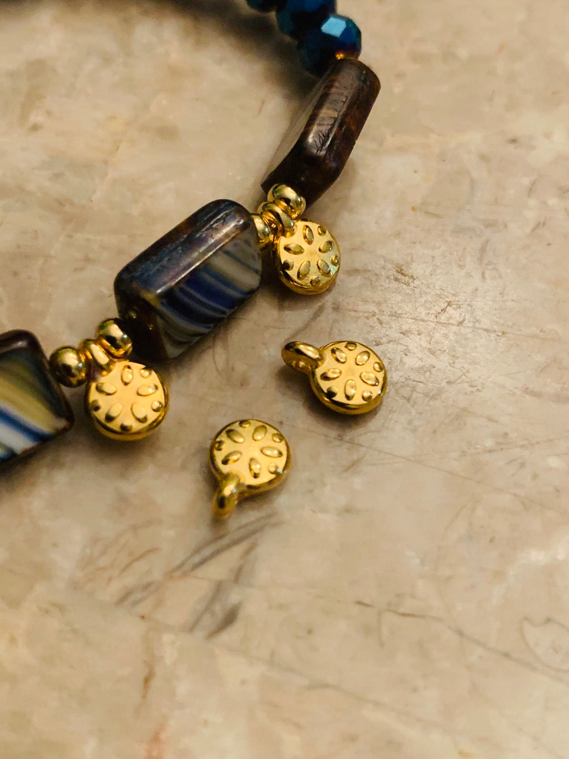 9mm round flower gold/ qty 4 / Flor Redonda- 18008