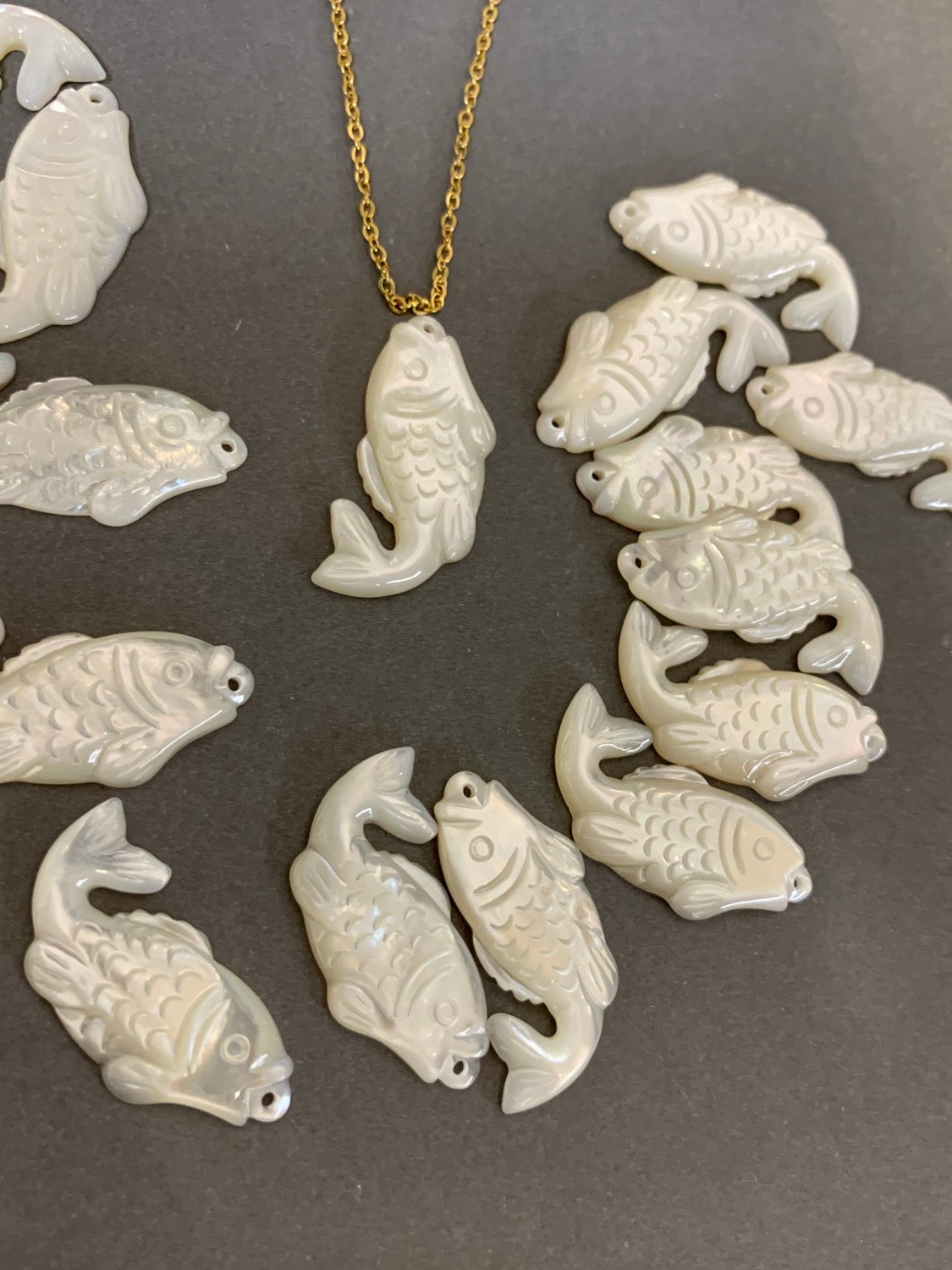 31mm Fish Mother of Pearl Qty 1 / Pez Madre Perla 20364