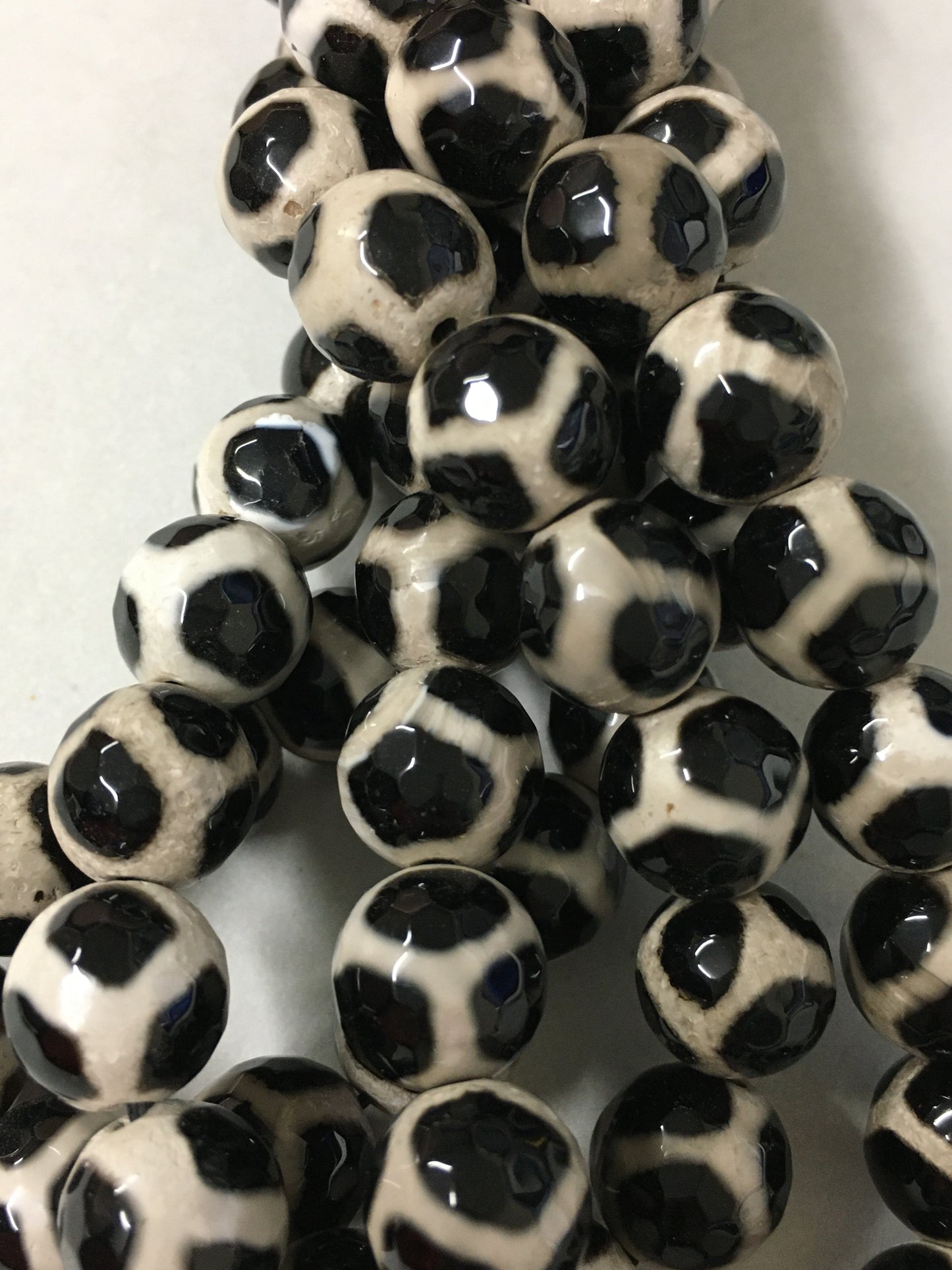 10mm Black and Cream Tibetan Agate Strand / Agata 11615