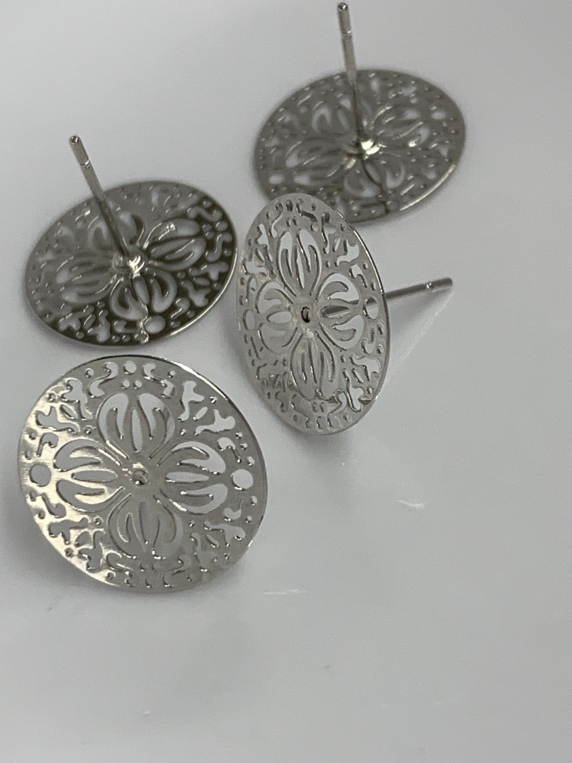 15mm silver flower qty 1 pair 20508