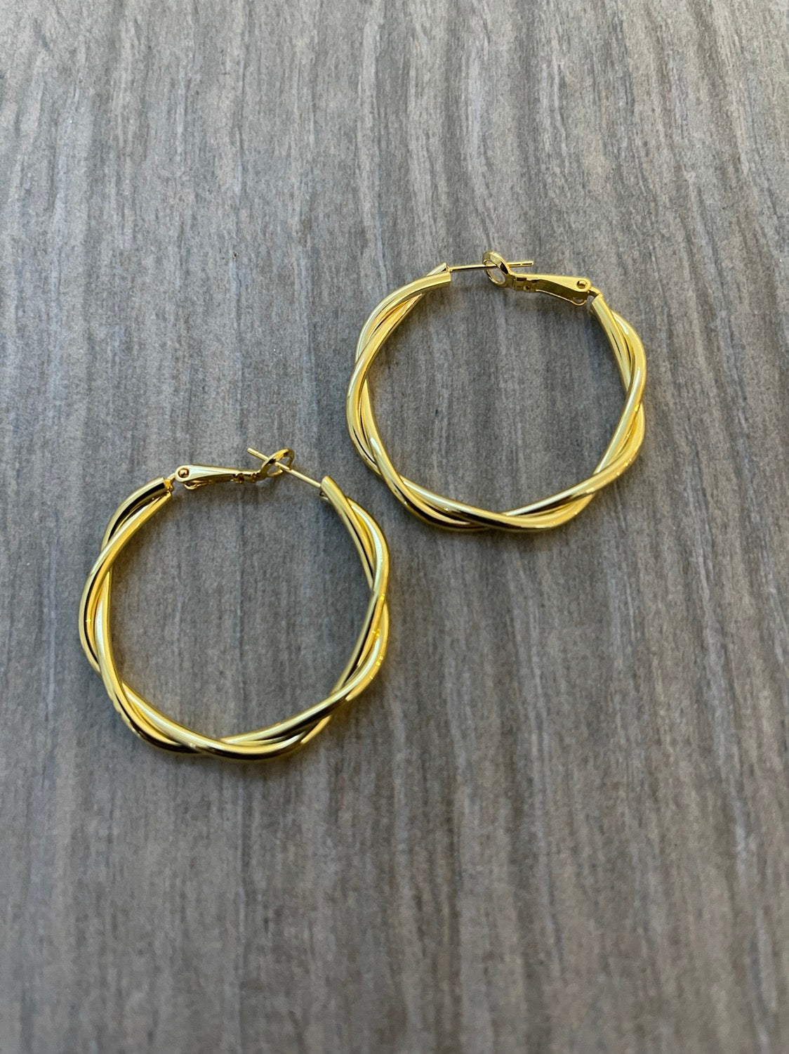 38 Twisted hoop 23774