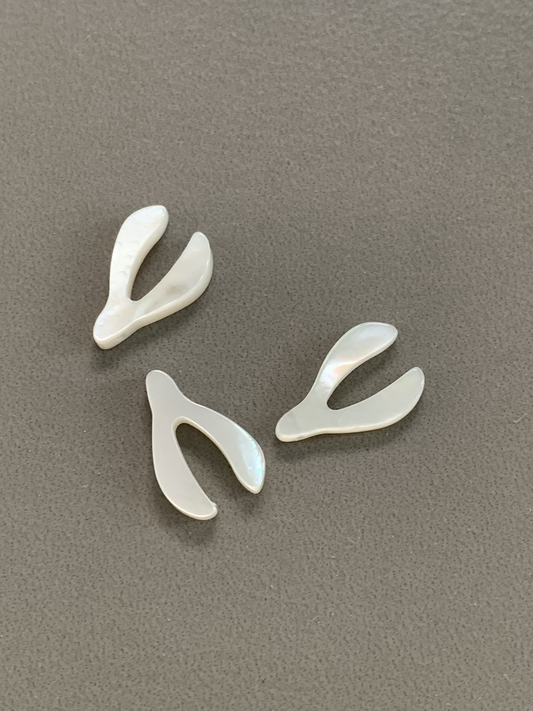 14mm Wishbone mother of pearl qty 1 / 14072