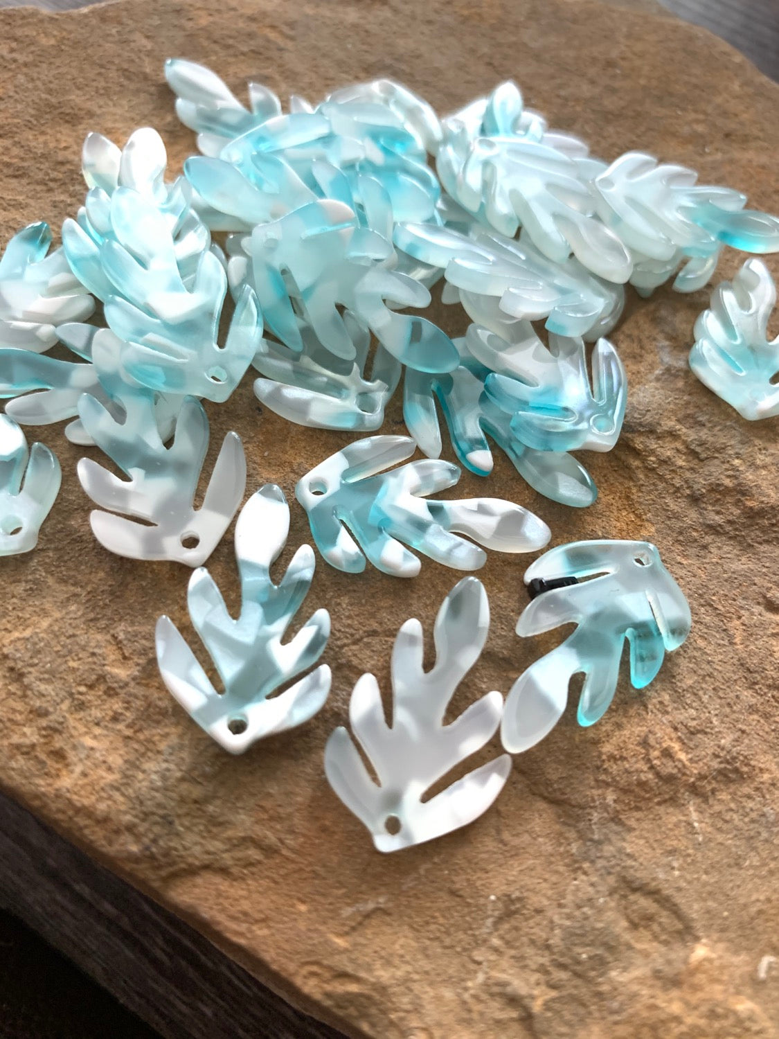 24mm Aqua leaf qty 1/ 20870
