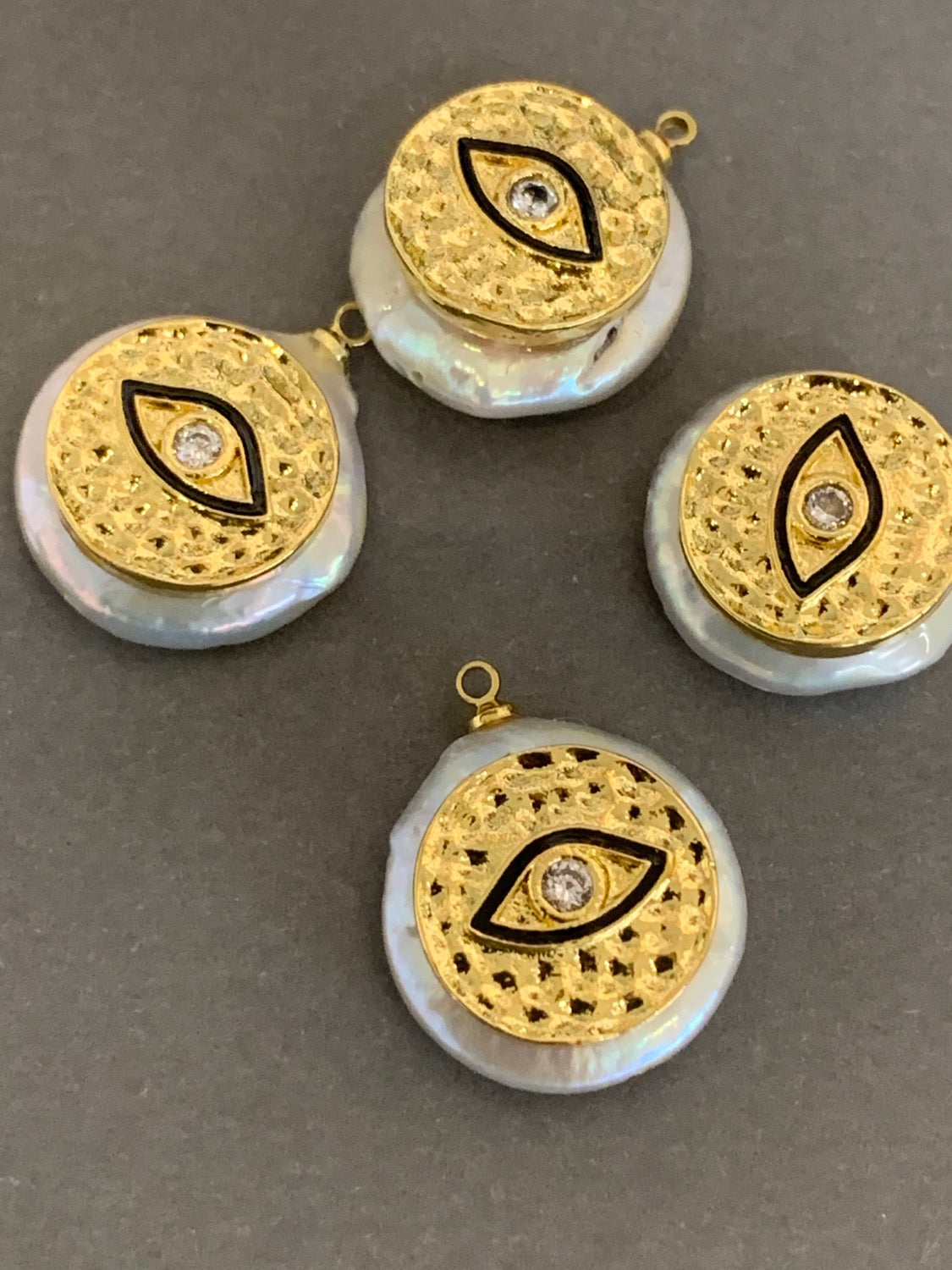 Pearl with eye black 19276