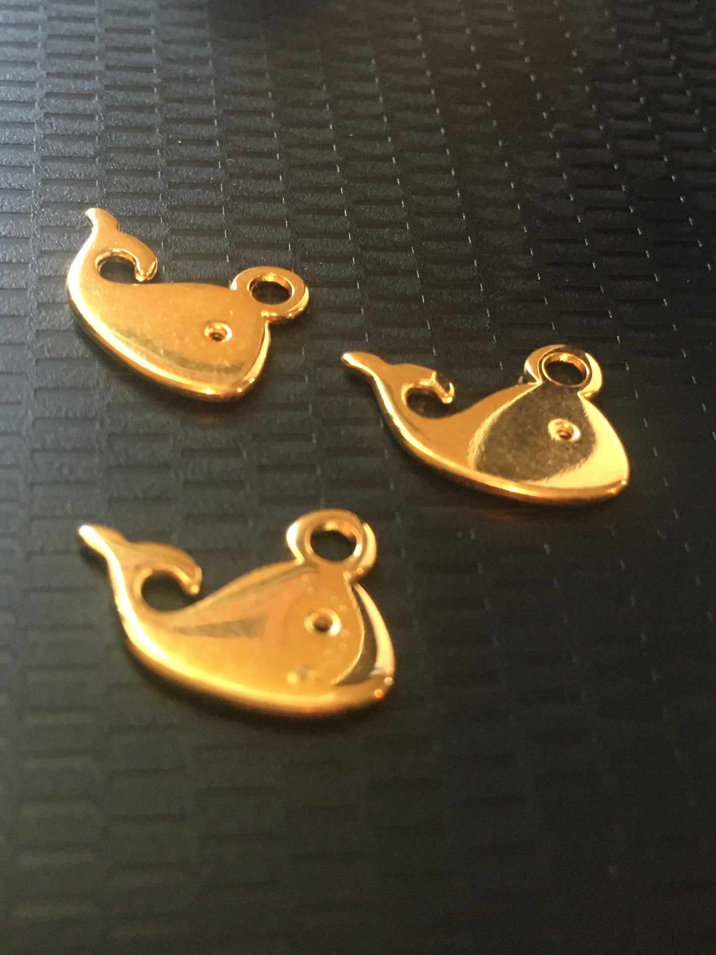 16x8mm whale qty 3 / Ballena fish 20456