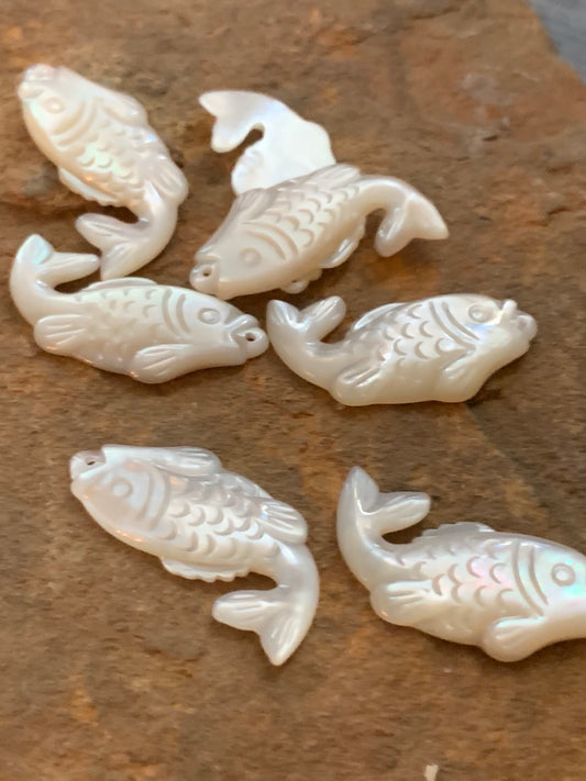 31mm Fish Mother of Pearl Qty 1 / Pez Madre Perla 20364