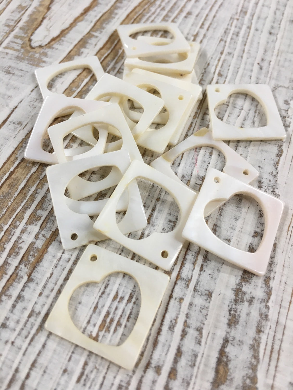 27mm Shell Diamond with Heart Qty 1 / 20132