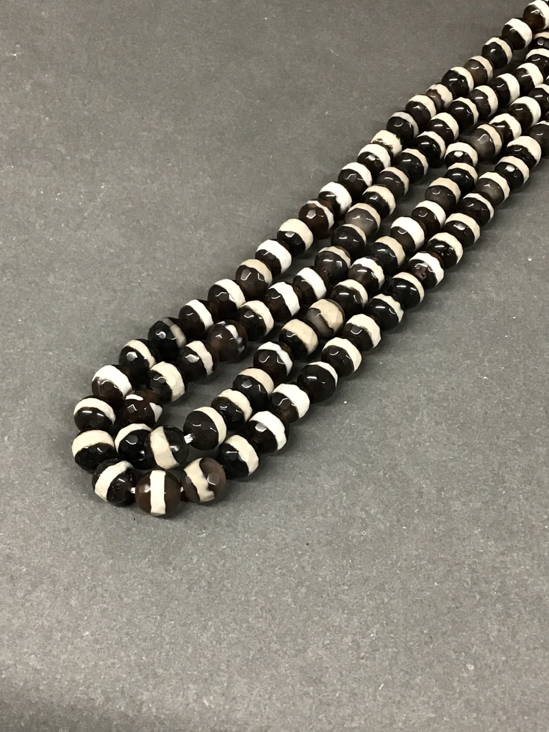 6mm Black Tibetan with line cream 12539