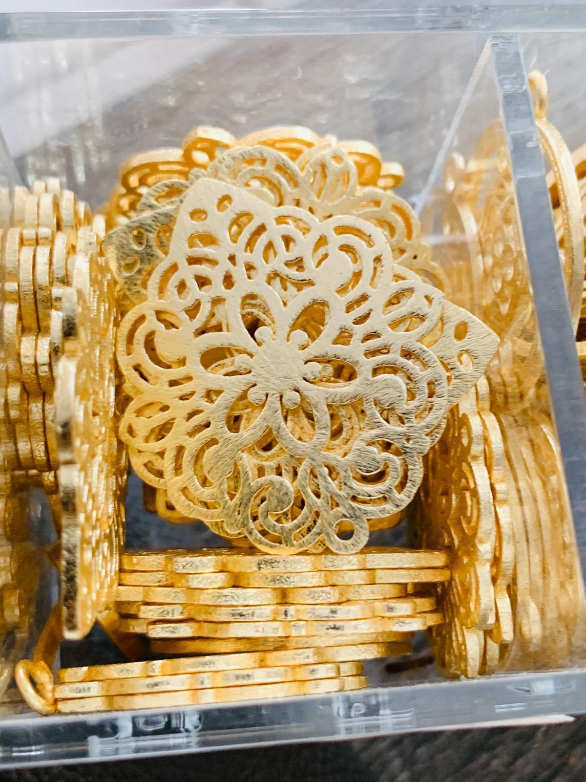 39mm Pendant with center Flower durable / Flor baño de oro 17025