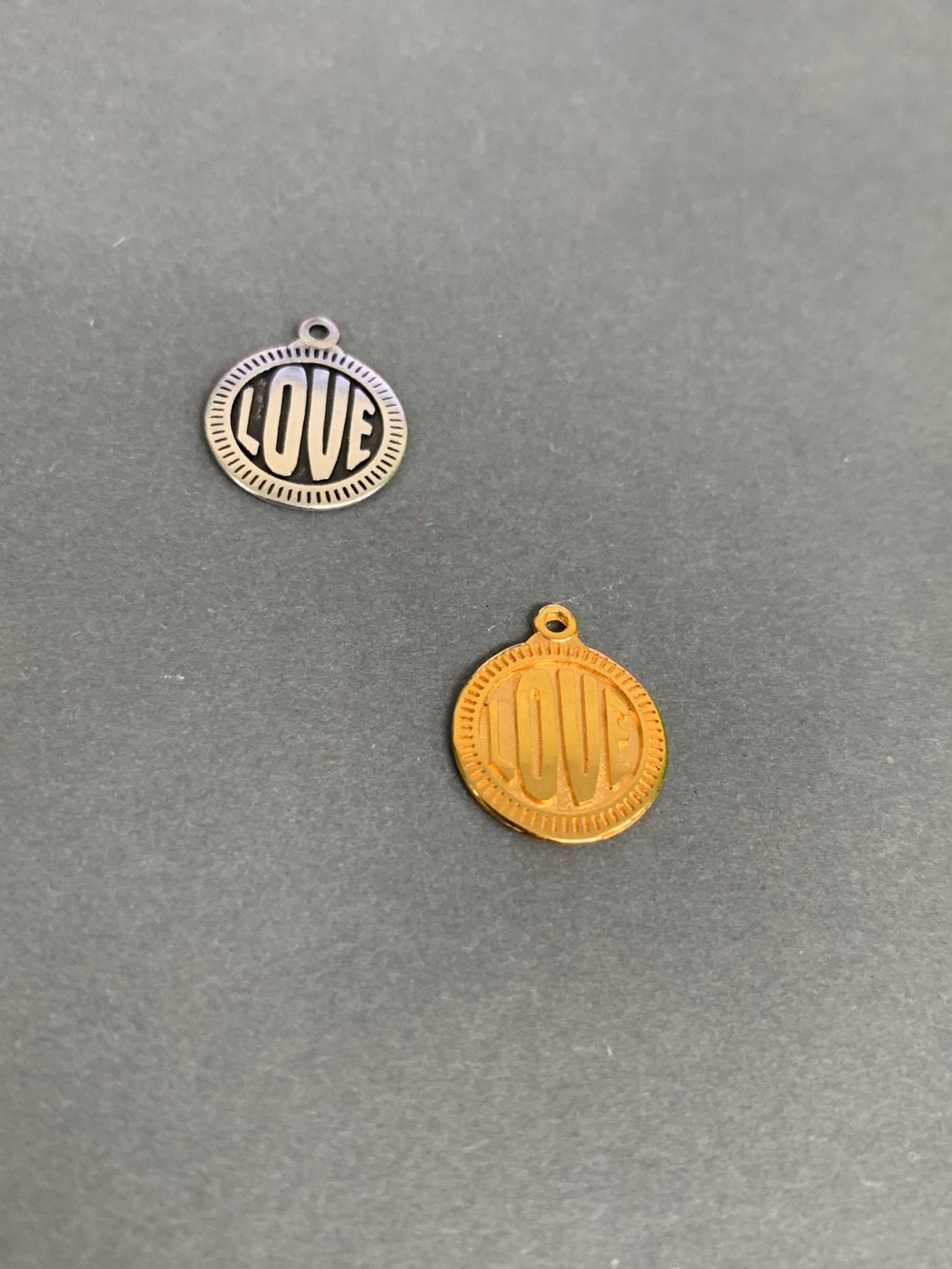 15mm round with message love qty 1