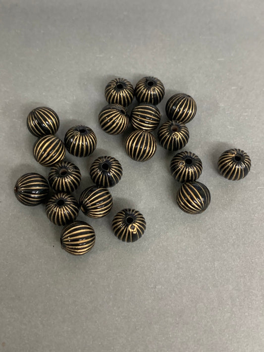 9mm Black and Gold Acrylic Round Qty 20 /14024