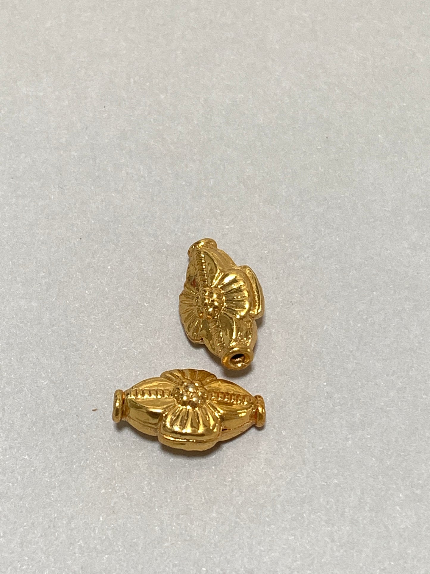 17mm Oval with Flower Gold Qty 2 / Ovalado con Flor
