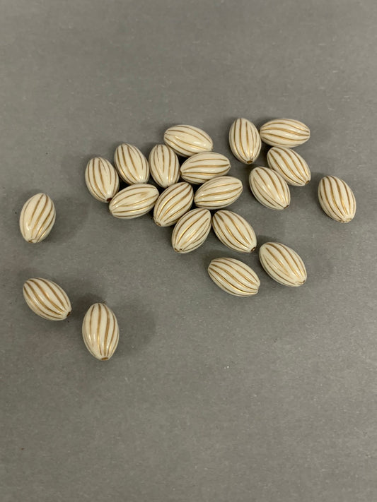 15mm Cream and Gold Acrylic Round Qty 20 /14024