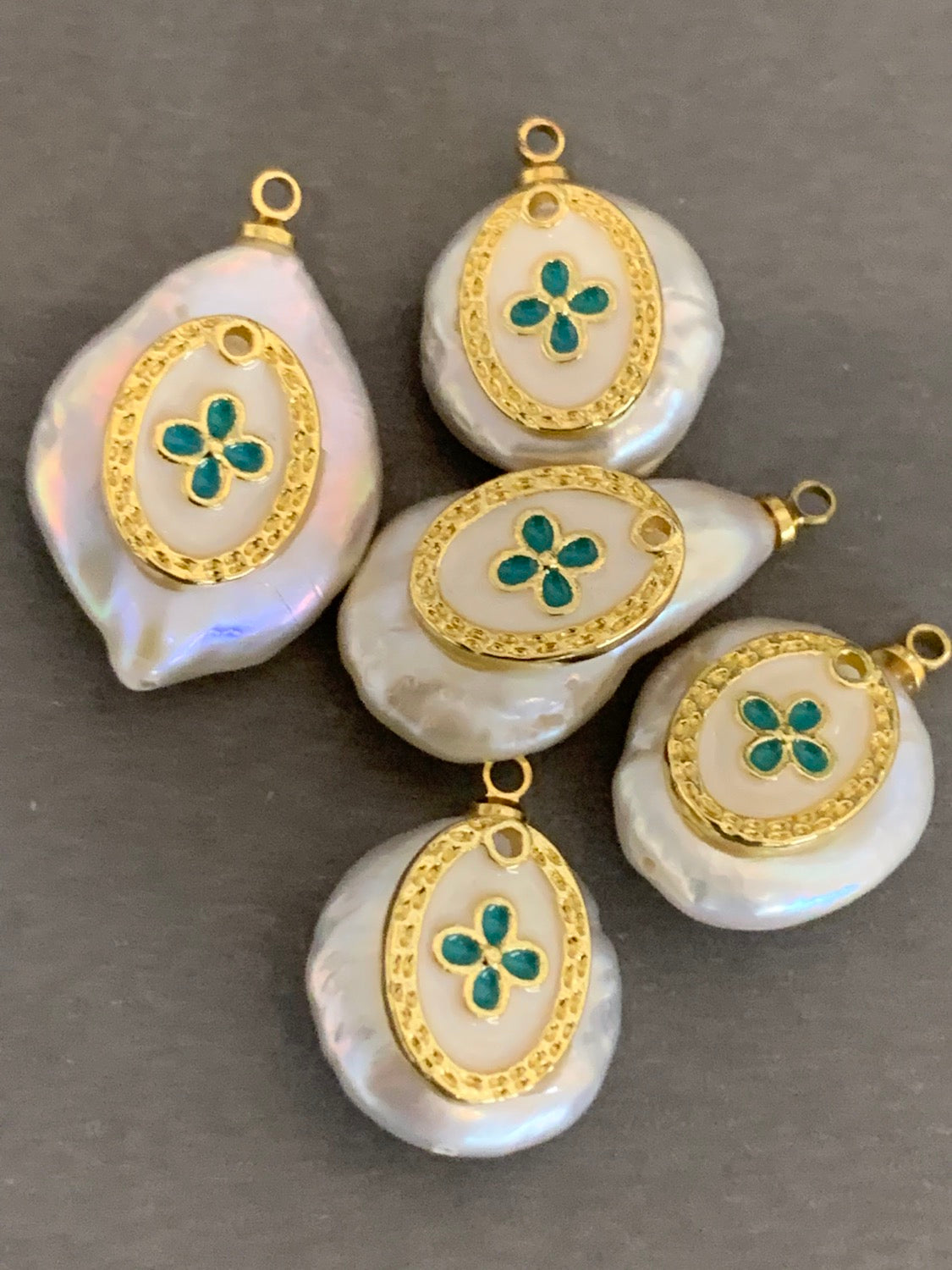 Pearl with blue flower Qty 1