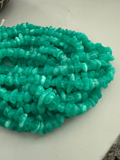 Irregular Resin Chips (27913)