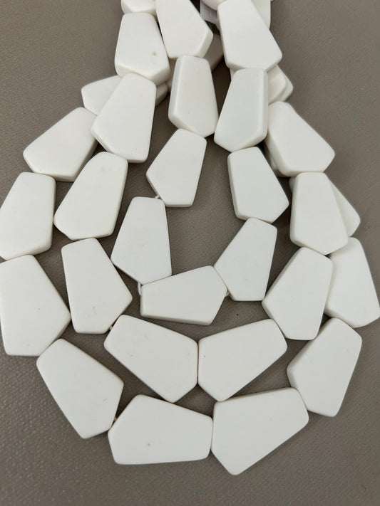 33x21mm irr. triangle. Resin strand (30161) 13 pcs