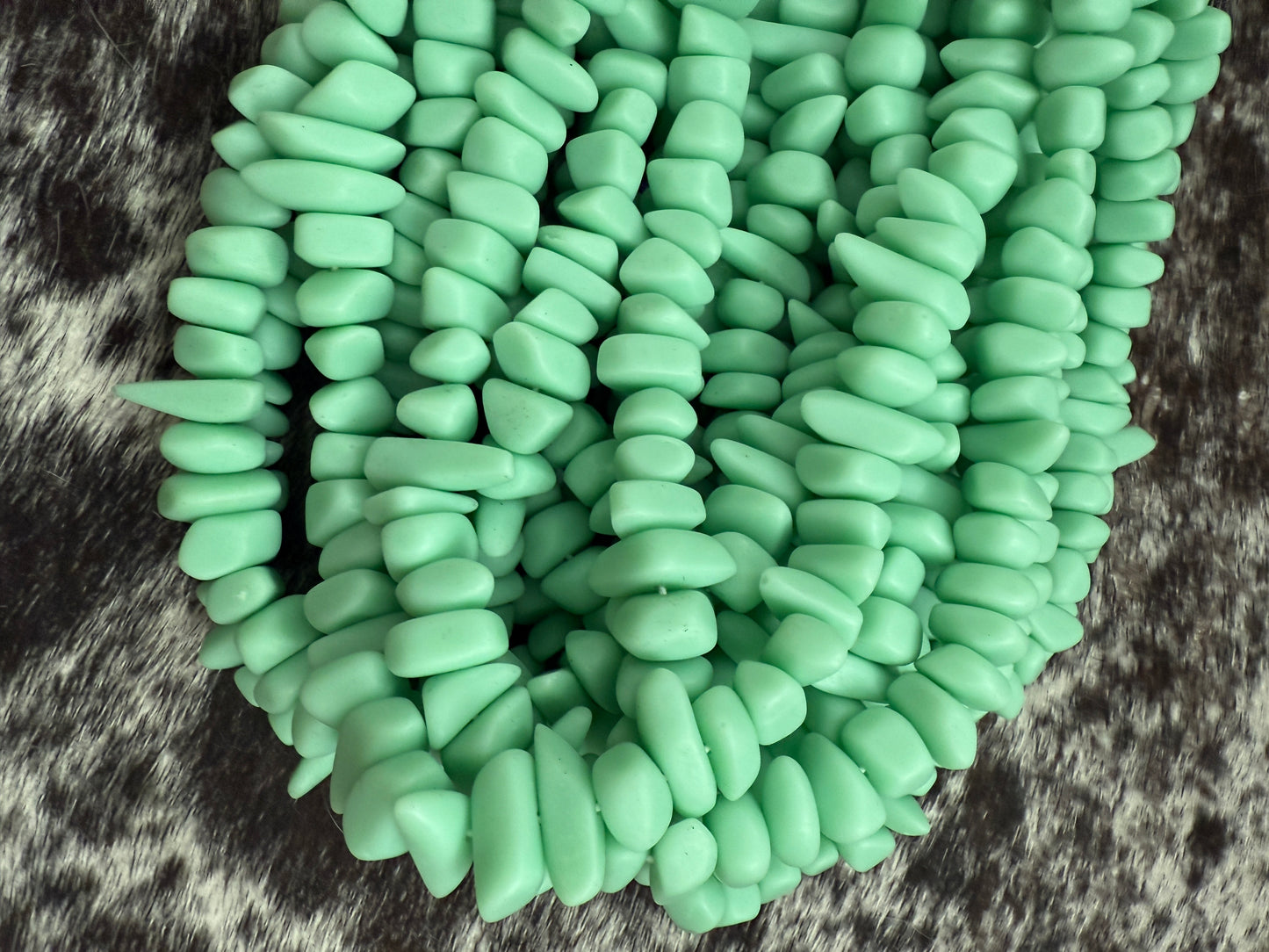 Irregular Resin Chips (27913)