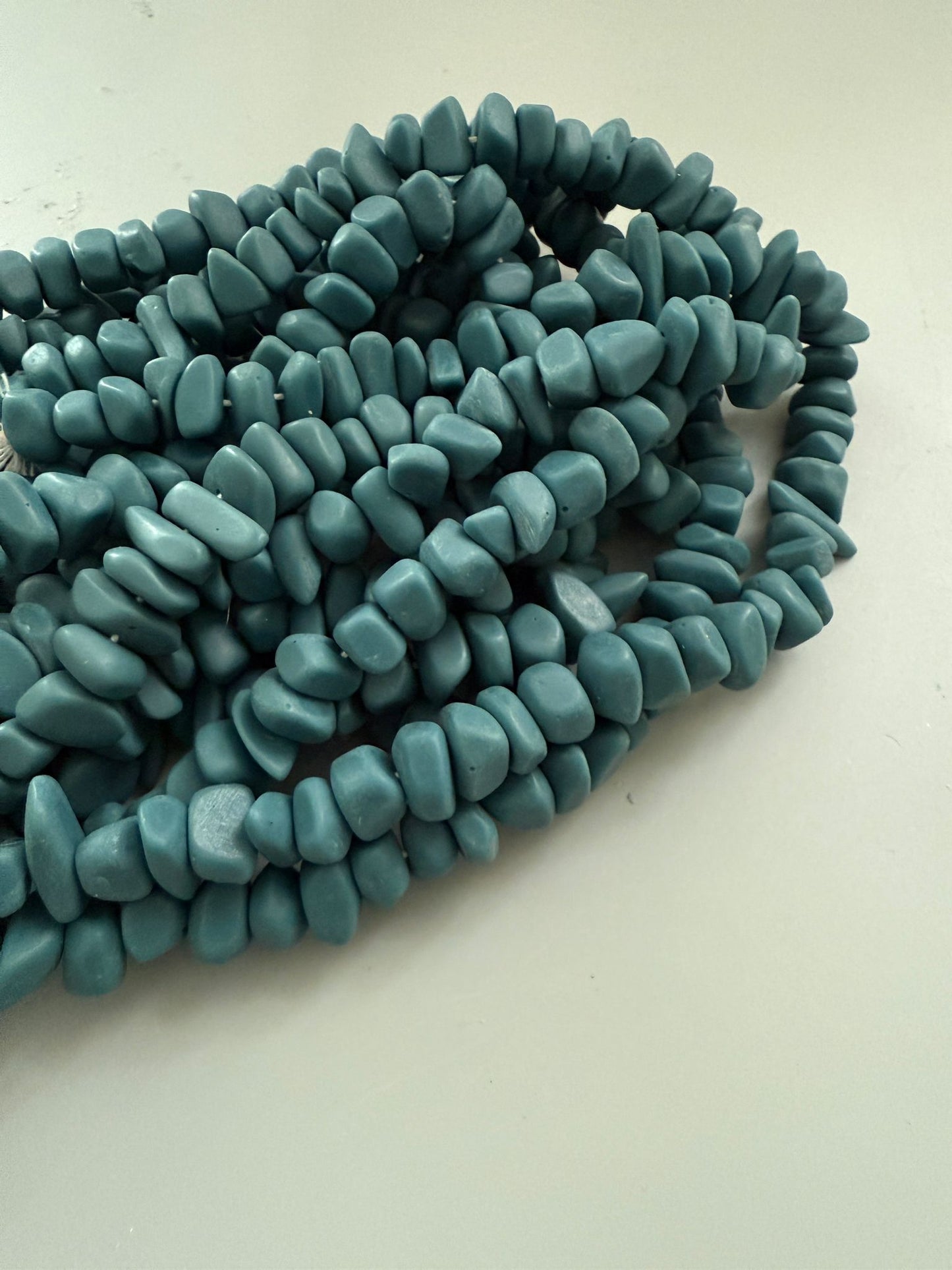 Irregular Resin Chips (27913)