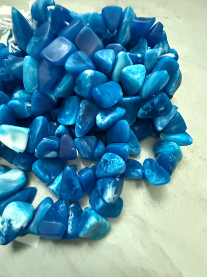 30mm approx.irregular chunky resin chips (30051)-strand15”