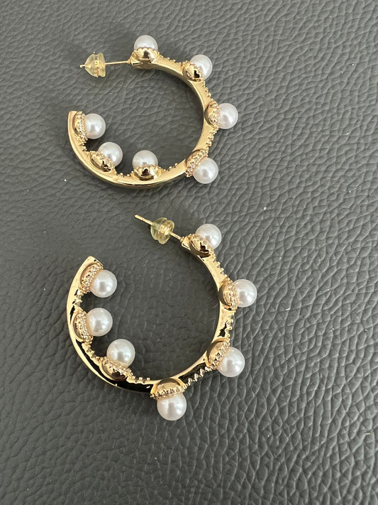 Loop seven pearl and pave earring