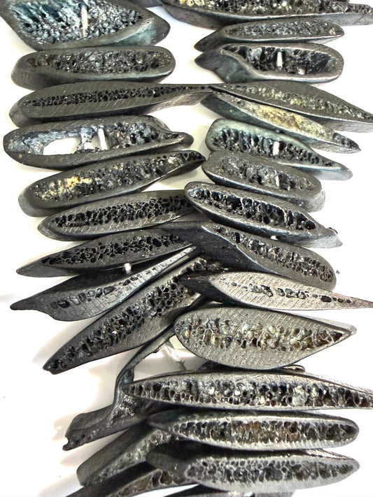 Bone Spikes (Black) (1/2 Strand)taupe