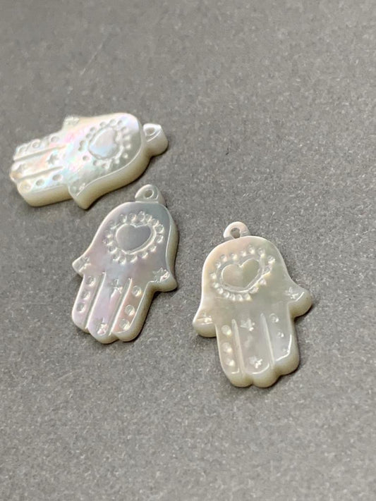 20mm Hamsa Hand with Heart Mother of Pearl Qty 1 / Mano Fatima Madre Perla 20360