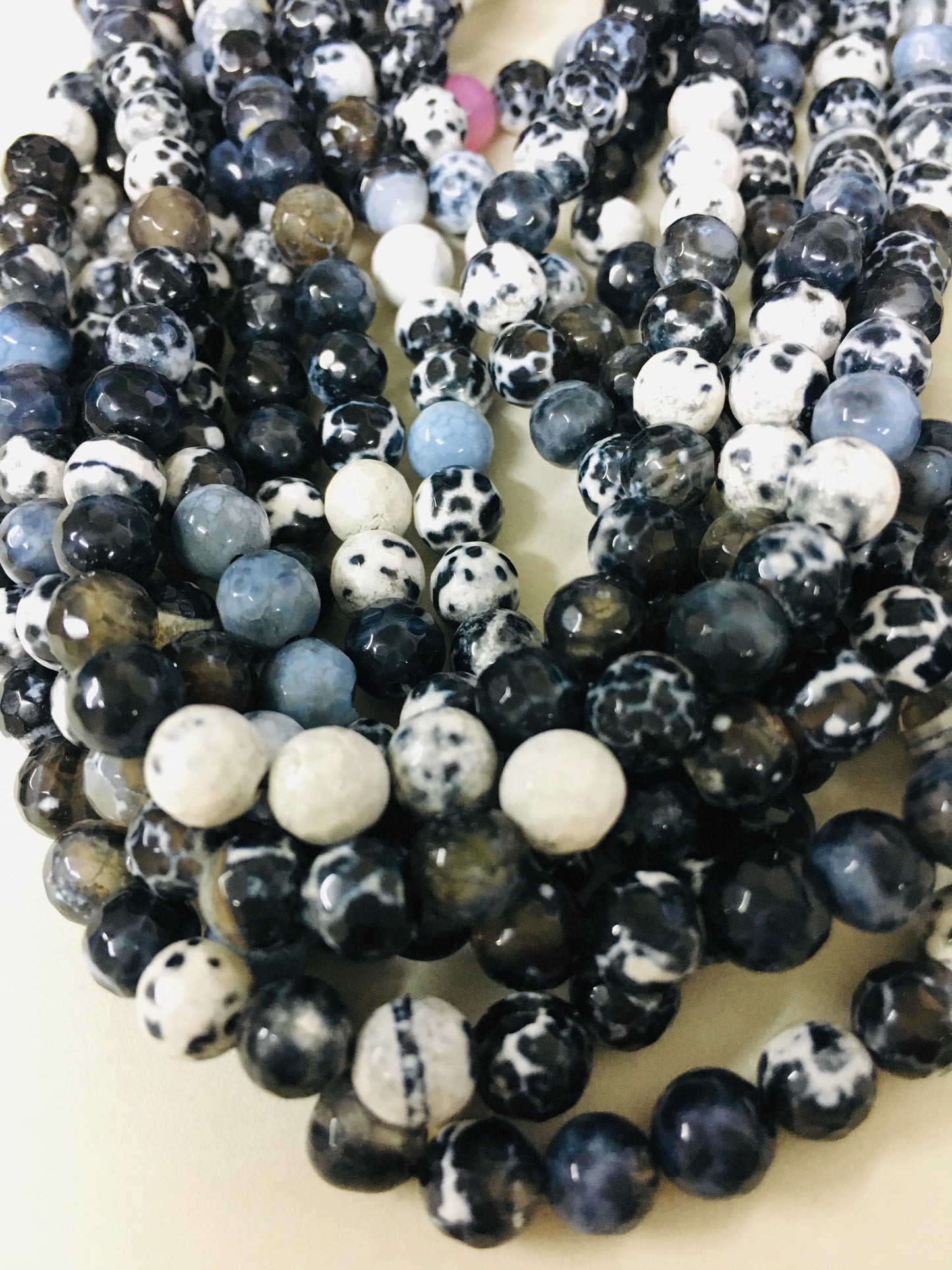 6mm Black and White Agate Faceted Strand / Agata16292