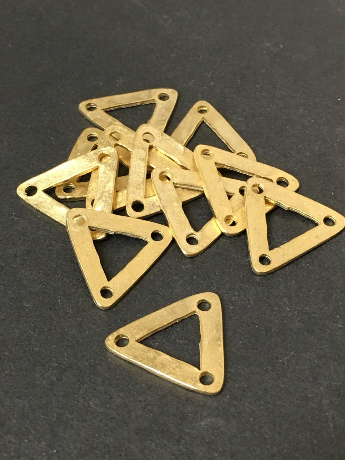 17mm Triangle with 3 hole Connectors Matte Qty 1 / 12642