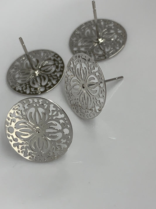 15mm silver flower  qty 1 pair 20508