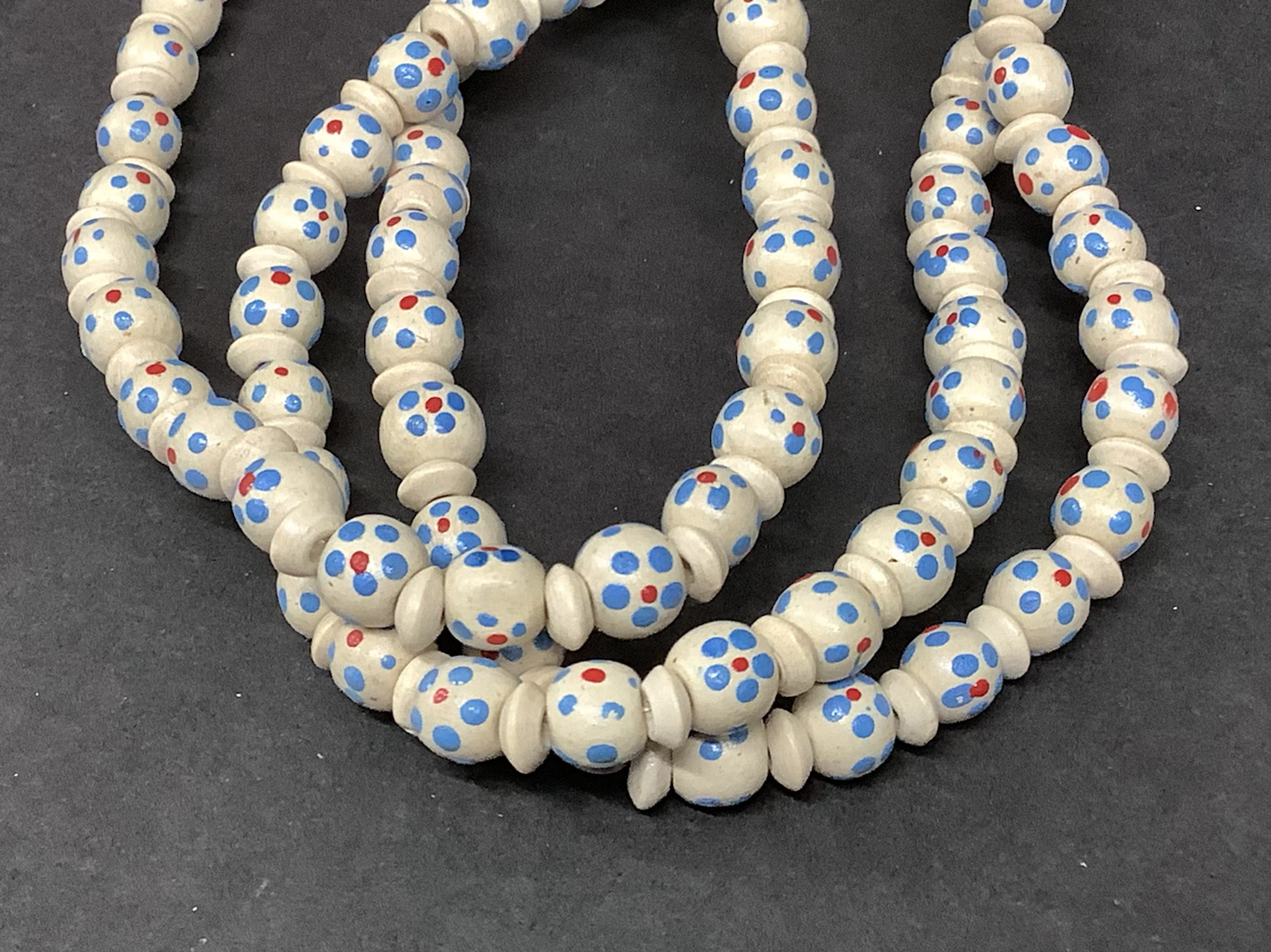 10mm wood round and rondelle cream/bluewith flower 14875