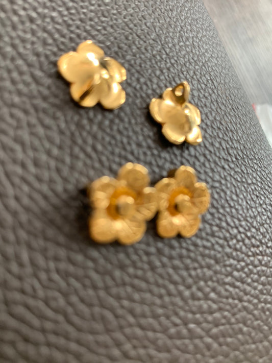 5mm flower gold qty 4 / 20903