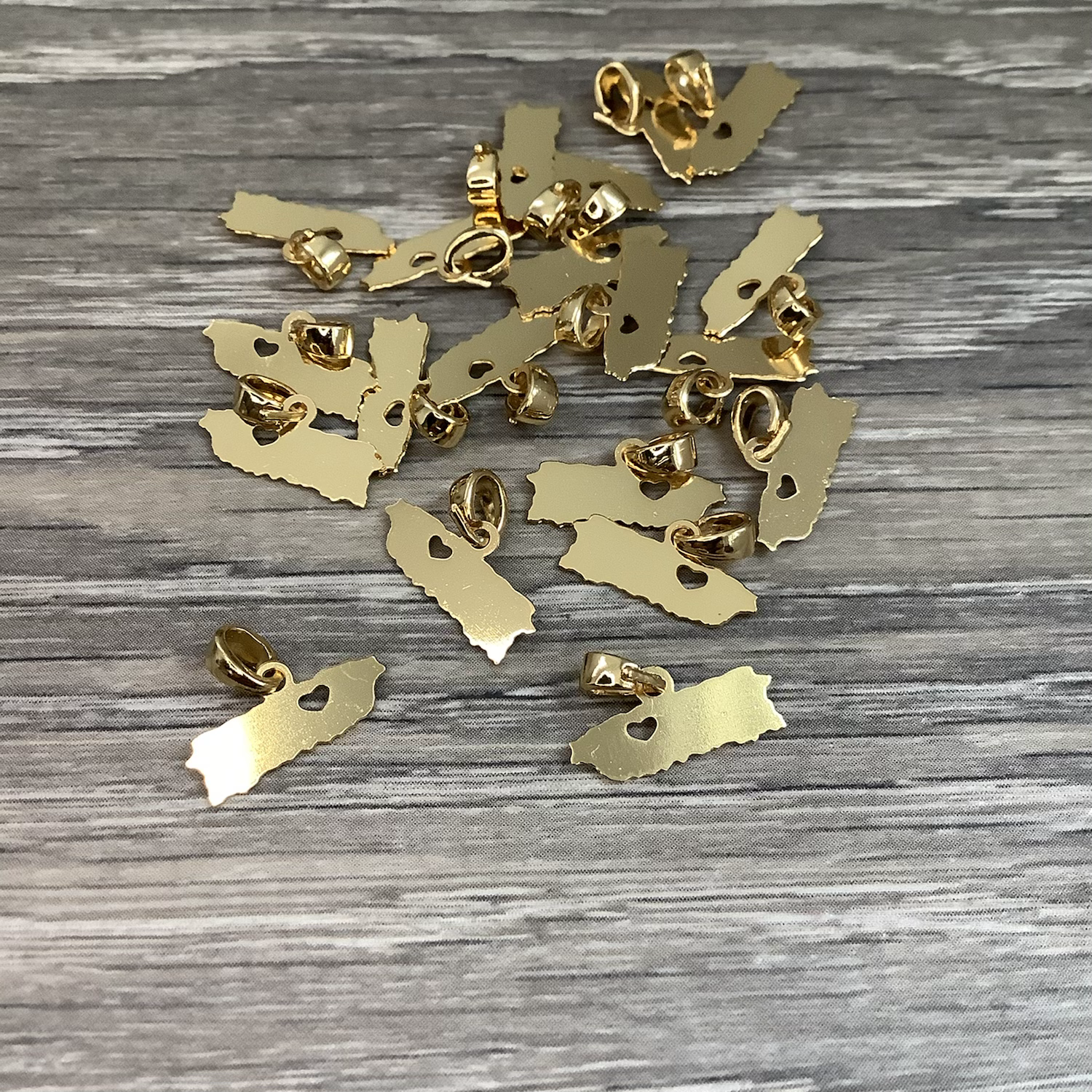 15mm PR Map With Heart Qty1- 23026 – Sun Beads Caguas