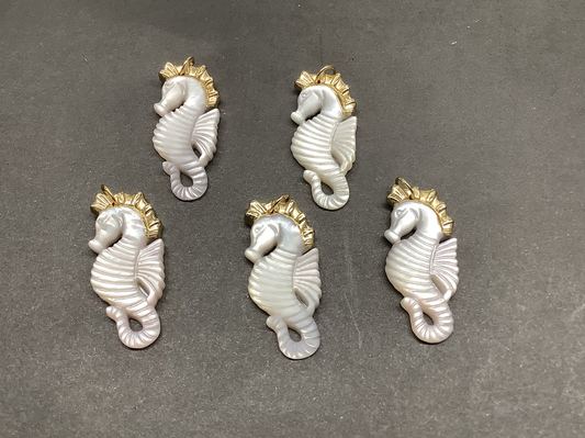 35mm Seahorse with gold pendant qty 1 / 19889