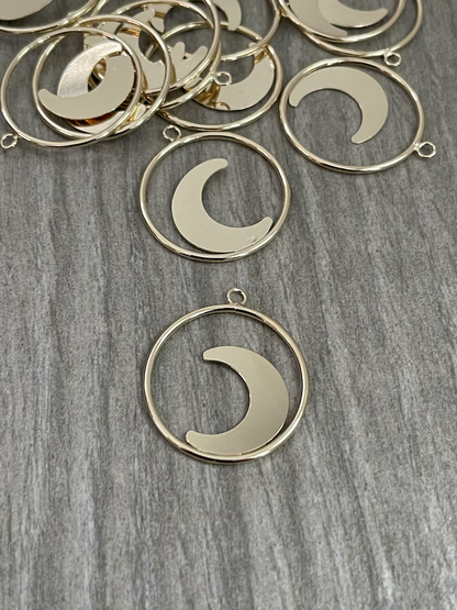 35mm Circle W/ Moon & Star qty1- 22564/22551