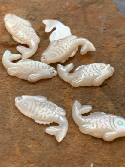 31mm Fish Mother of Pearl Qty 1 / Pez Madre Perla 20364